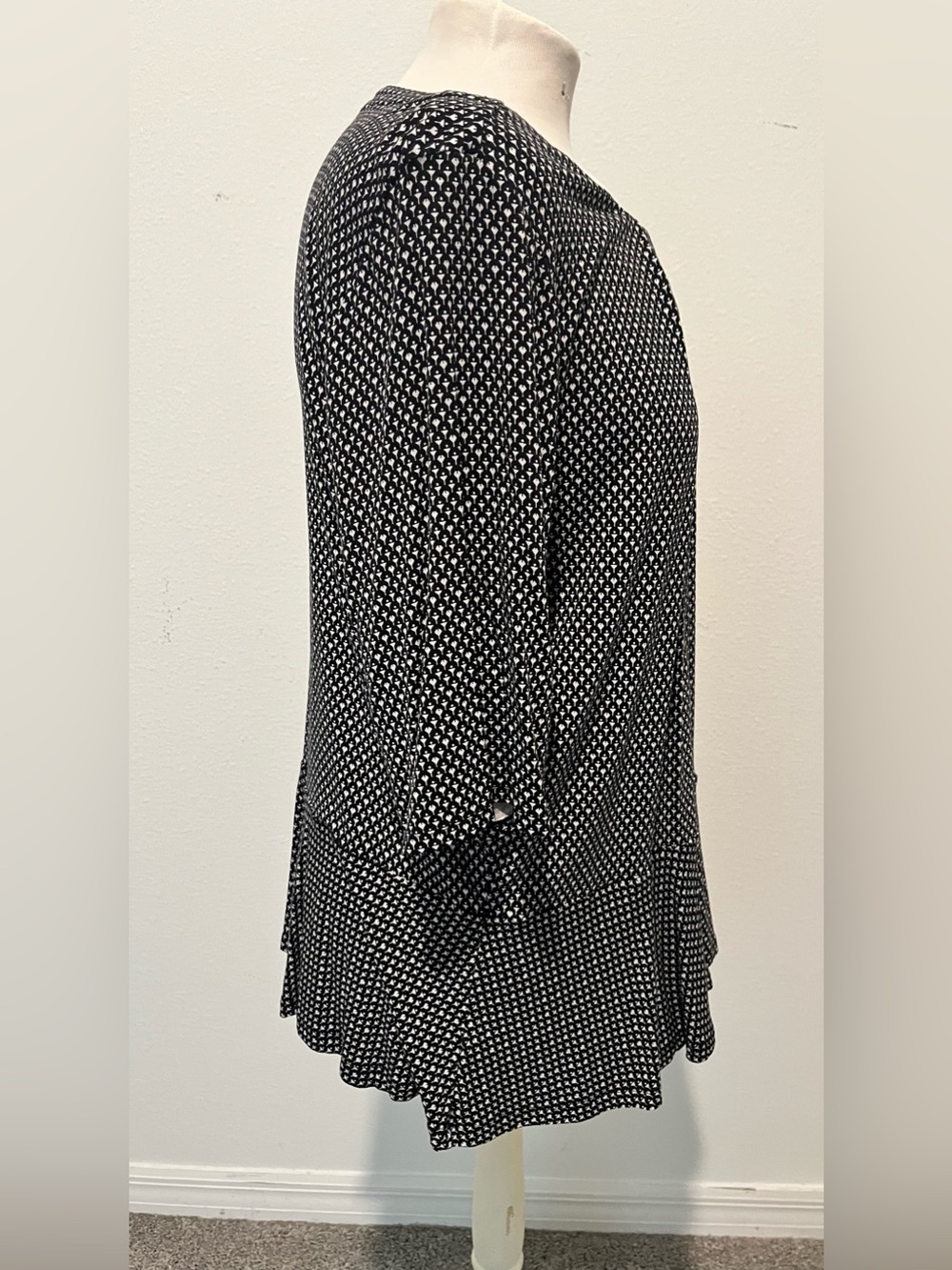 Liz Claiborne Black and White Geometric 3/4 Sleeve Career Blouse - Picture 2 of 5
